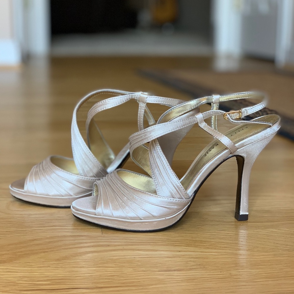 BRAND NEW KELLY & KATIE subtle gold open toed heel